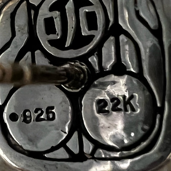 John Hardy Sterling Silver and 22 karat gold earrings. - Picture 8 of 11